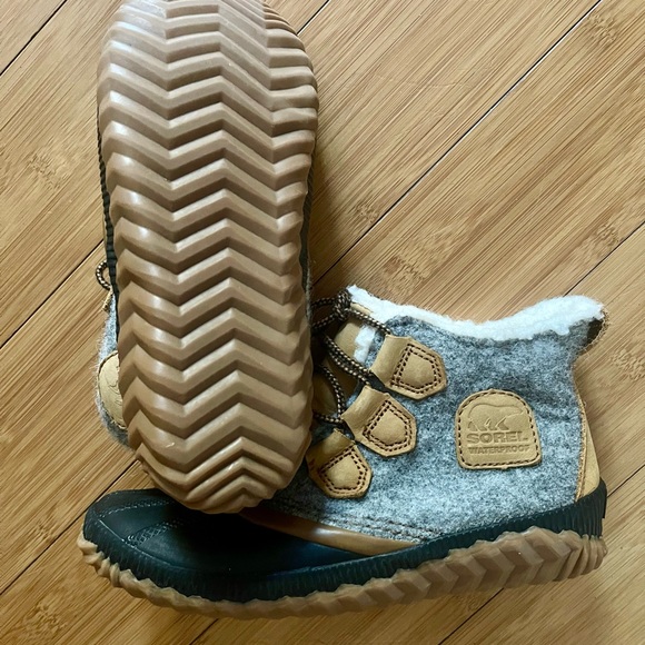 Sorel wool booties. - Picture 2 of 4